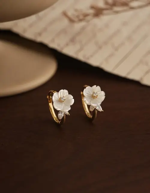 Mother of Pearl Flower Hoop Earrings,Dainty Floral Pearl Hoop Earrings,Gold Huggie Earrings,Bridal Earrings,Engagement Gifts,Bridesmaid Gift